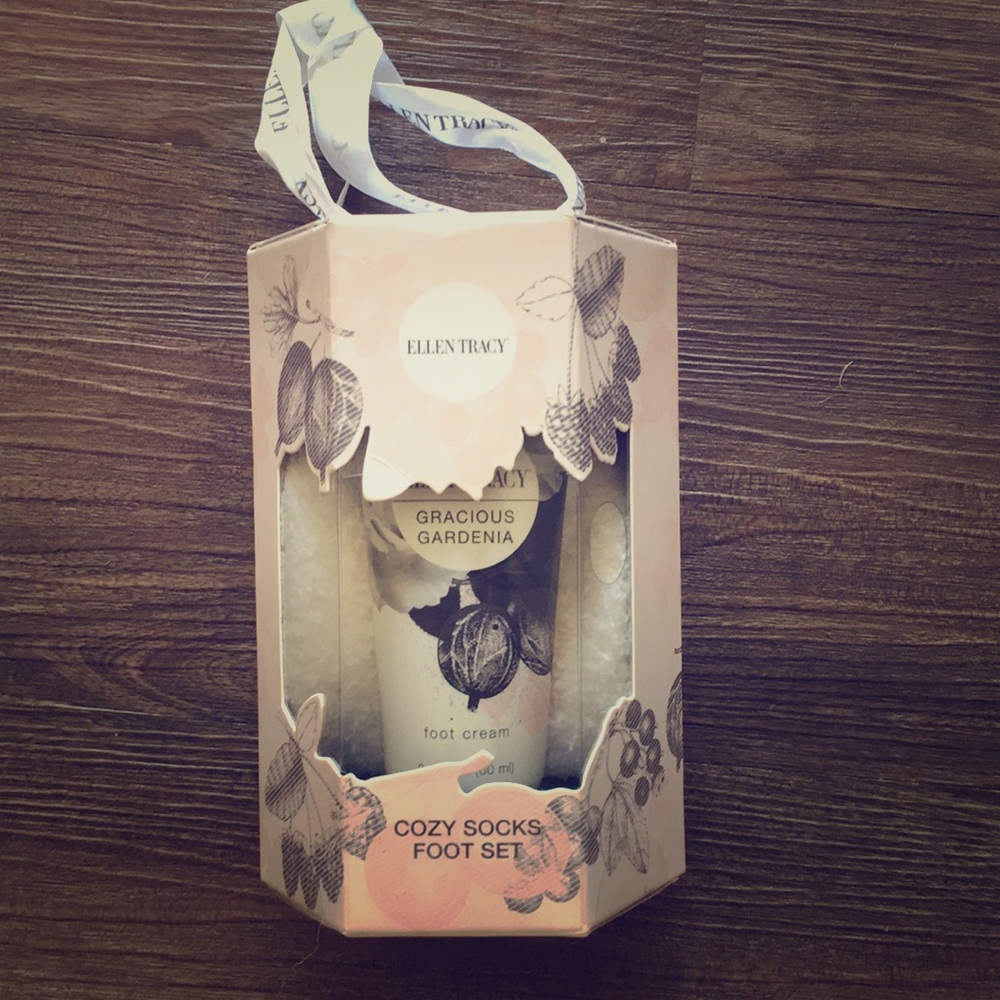 NWT Ellen Tracy gardenia Foot cream and sock set